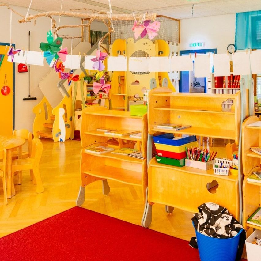 Bild enthält, Indoors, Interior Design, Kindergarten, Floor, Flooring, Wood, Box, Hardwood, Furniture, School