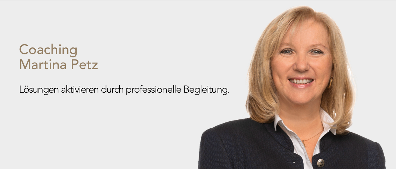 Eine Frau mit blonden Haaren trägt einen schwarzen Pullover und ein weißes Hemd. Sie lächelt in die Kamera. Der Text lautet 'durch professionelle Begleitung.'