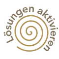Ein Logo mit dem Text 'Losungen aktivieren' in einem Spiraldesign, mit einer goldenen Spirale auf schwarzem Hintergrund.
