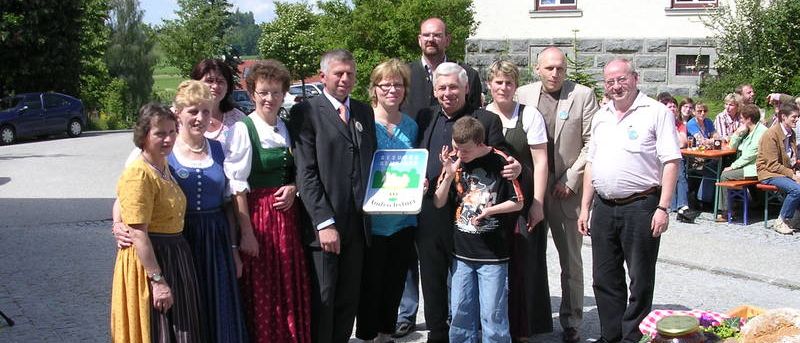 Bild enthält, People, Formal Wear, Suit, Potted Plant, Pants, Blazer, Coat, Jacket, Portrait, Dress