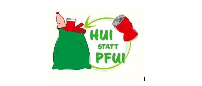 Eine Illustration eines grünen Beutels mit einem roten Dosen, der auf eine weitere Dose zeigt. Der Text lautet 'HUI STATT PFU'.