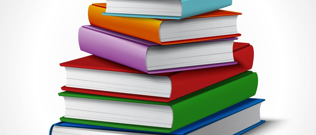 Ein Stapel bunter Bücher mit unterschiedlich farbigen Einbänden und weißen Seiten.