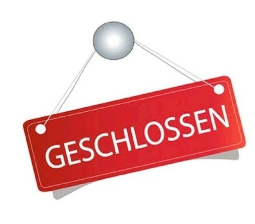 Ein rotes Schild mit weißen Buchstaben steht 'GESCHLOFFEN' und zeigt an, dass etwas geschlossen ist. Es hängt von einem silbernen Haken.