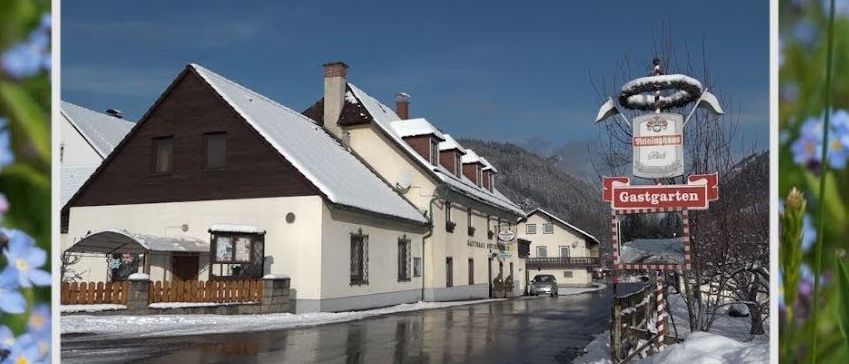 Ein verschneiter Ort mit einem Haus, einem Auto und einem Schild mit der Aufschrift Gastgarten. Das Bild ist mit grünem und weißem Text eingefasst.