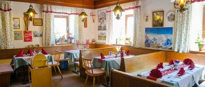 Bild enthält, Dining Table, Furniture, Table, Dining Room, Indoors, Restaurant, Chair, Painting, Fork, Plant