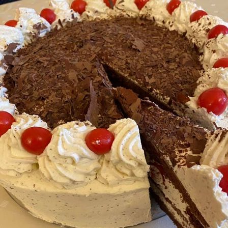 Bild enthält, Dessert, Food, Food Presentation, Birthday Cake, Cake, Cream, Ketchup