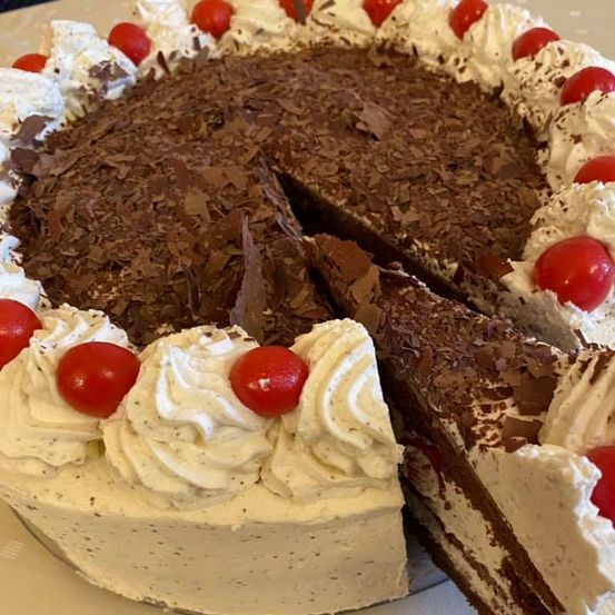 Bild enthält, Dessert, Food, Food Presentation, Birthday Cake, Cake, Cream, Ketchup