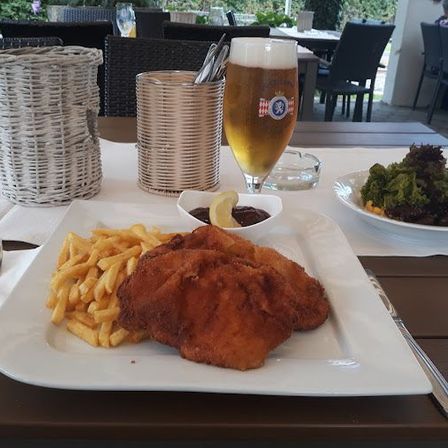 Bild enthält, Cutlery, Fork, Glass, Food, Meal, Lunch, Beer, Plate, Person, Table