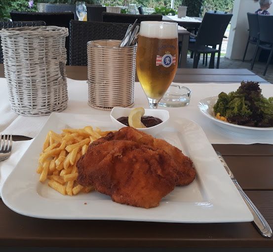 Bild enthält, Cutlery, Fork, Glass, Food, Meal, Lunch, Beer, Plate, Person, Table