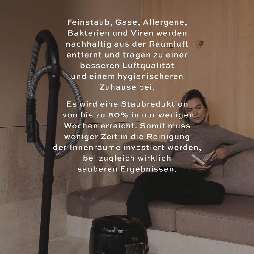 Eine Frau sitzt auf einer Couch und liest ein Buch. Hinter ihr saugt ein Staubsauger den Raum. Der Text betont die Vorteile von Staubsaugern zur Verbesserung der Raumluftqualität.