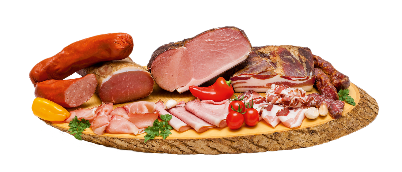 Ein Holzbrett zeigt verschiedene Fleischsorten, darunter geschnittener Schinken, Salami und Prosciutto. Es gibt auch Tomaten, eine Chili und Knoblauchzehen.