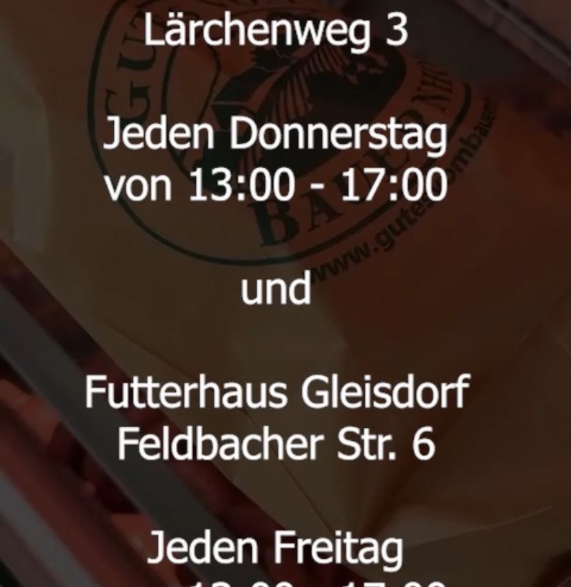 Das Bild zeigt zwei Standorte für Futterhaus Gleisdorf: Lärchenweg 3, jeden Donnerstag von 13:00 bis 17:00 Uhr geöffnet, und Feldbacher Str. 6, jeden Freitag geöffnet.