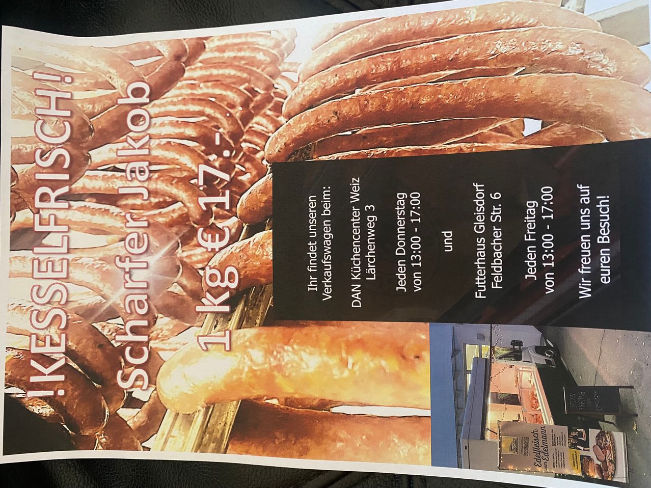 Ein Plakat für 'Schärfer Jakob' Würste mit einem Preisschild von 6,7 Euro pro kg. Es enthält Details zu einem Geschäft in DAN Küch und Öffnungszeiten.