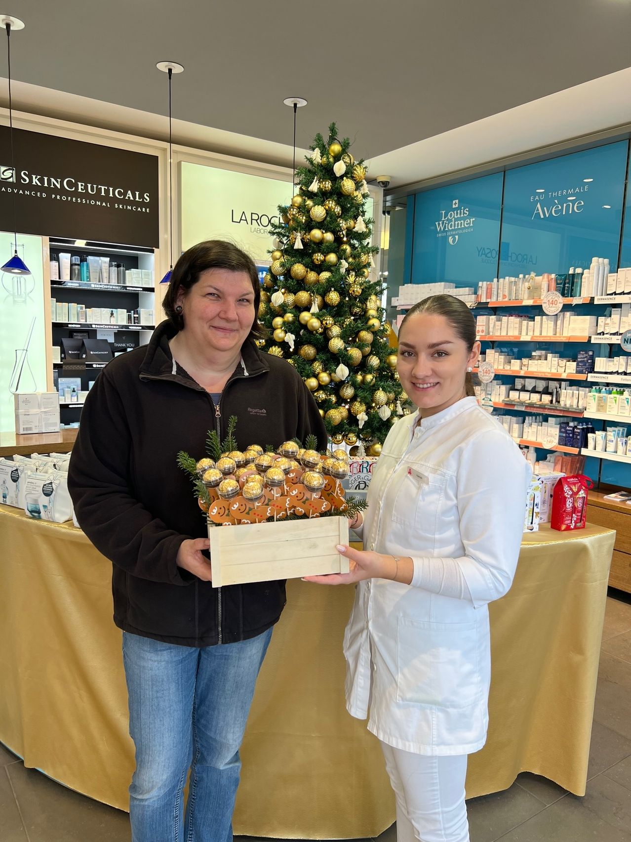 Bild enthält, Adult, Female, Person, Woman, Male, Man, Shop, Jeans, Pants, Face