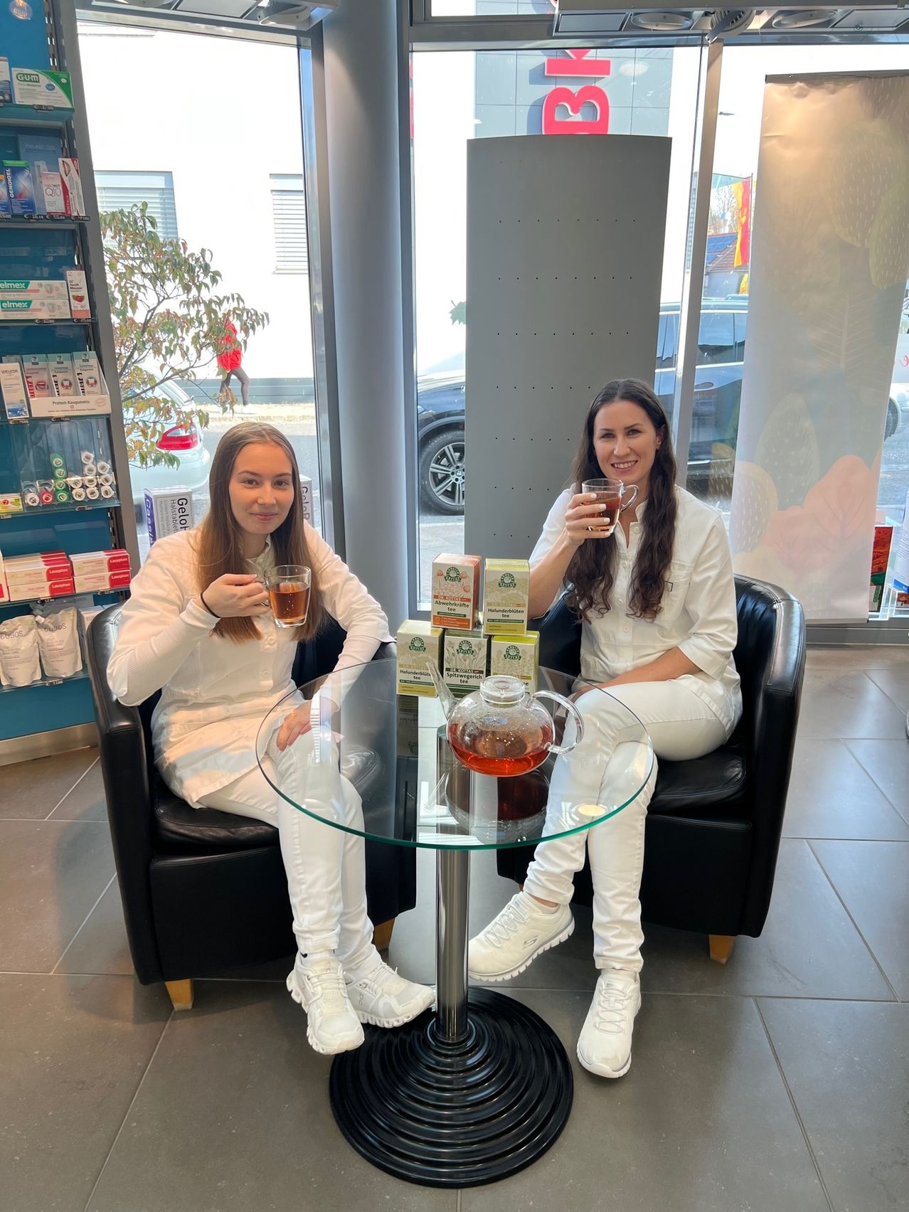 Bild enthält, Adult, Female, Person, Woman, Sitting, Face, Furniture, Wheel, Indoors, Shoe