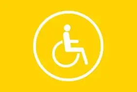 Ein gelber Hintergrund mit einem weißen Kreis, der ein Rollstuhlsymbol enthält. Das Symbol zeigt eine Person, die in einem Rollstuhl sitzt.