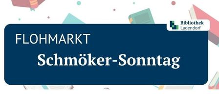 Ein blaues Schild mit 'Flohmarkt' steht über 'Schmöker-Sonntag', das Logo der Bibliothek Ladendorf ist in der Ecke. Büher sind verstreut.