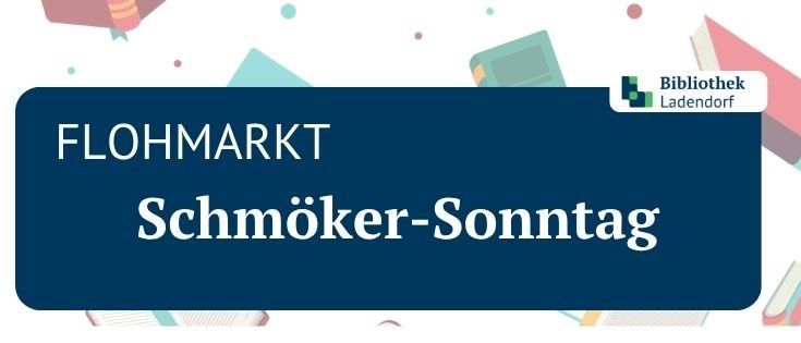 Ein blaues Schild mit 'Flohmarkt' steht über 'Schmöker-Sonntag', das Logo der Bibliothek Ladendorf ist in der Ecke. Büher sind verstreut.