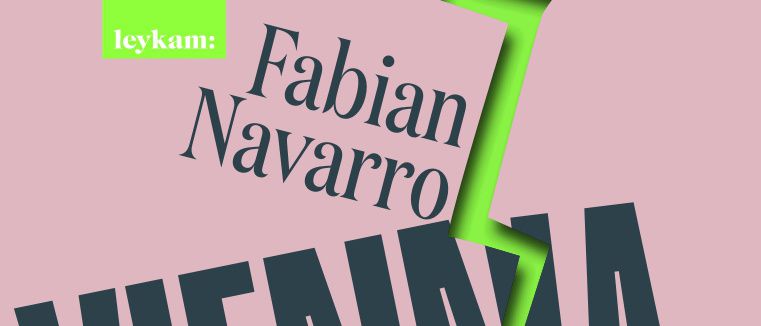 Auf einem rosa Hintergrund steht in großen, fetten schwarzen Buchstaben das Wort 'VIENNA FALLING'. Ein grüner Pfeil durchsticht das Wort 'VIENNA'. Der Pfeil ist von einem grünen Kreis umgeben.