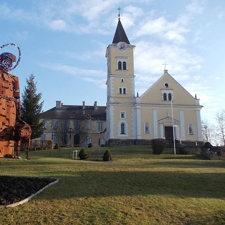 Bild enthält, Grass, Lawn, Housing, Villa, Spire, Bell Tower, Clock Tower, Monastery, Gothic Arch, Park