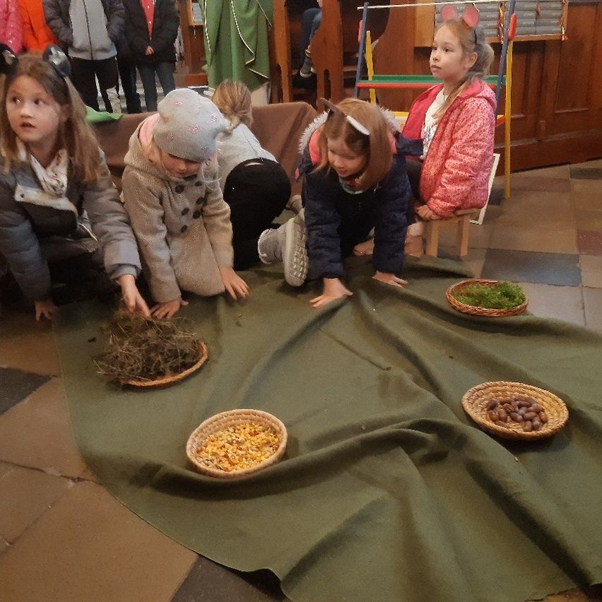 Bild enthält, Potted Plant, Floor, Flooring, Pants, Dining Table, Table, Child, Female, Girl, Person