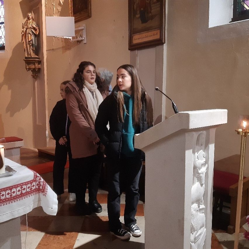 Bild enthält, Crowd, Person, Painting, Shoe, Adult, Female, Woman, Candle, Audience, Speech