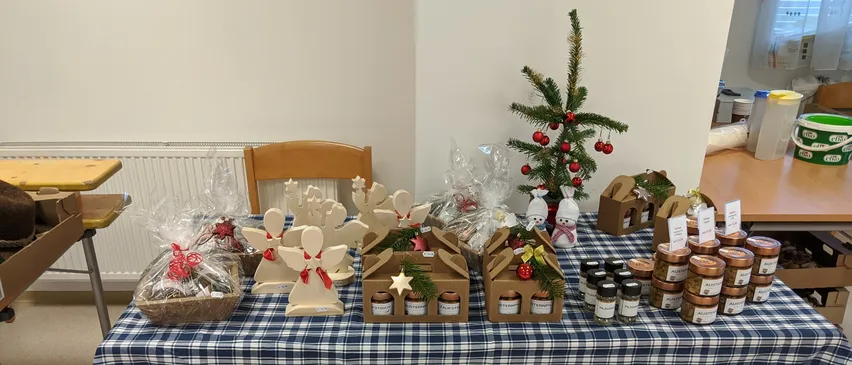 Table, Tabletop, Christmas, Christmas Decorations, Festival, Tablecloth, Linen, Flower, Flower Arrangement, Christmas Tree