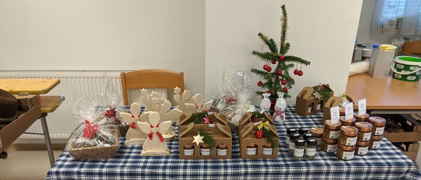 Bild enthält, Table, Tabletop, Christmas, Christmas Decorations, Festival, Tablecloth, Linen, Flower, Flower Arrangement, Christmas Tree