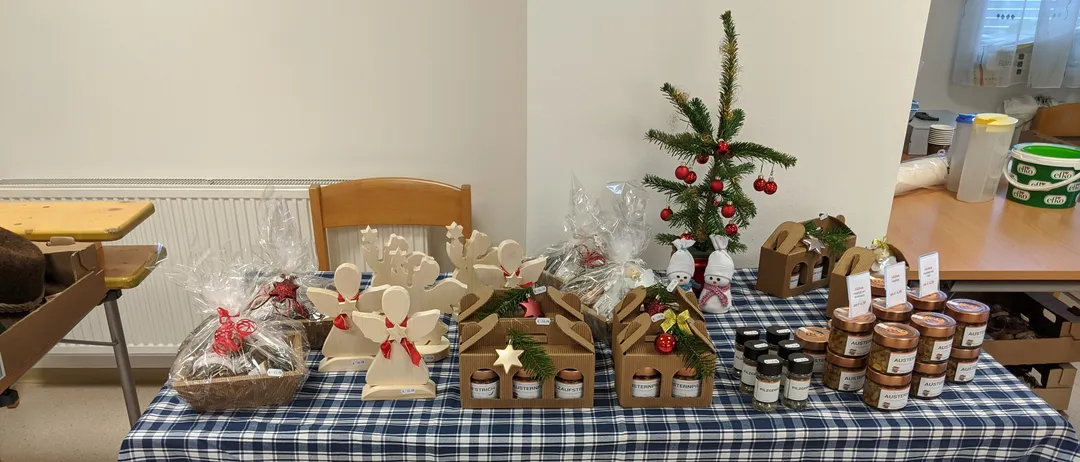Table, Tabletop, Christmas, Christmas Decorations, Festival, Tablecloth, Linen, Flower, Flower Arrangement, Christmas Tree