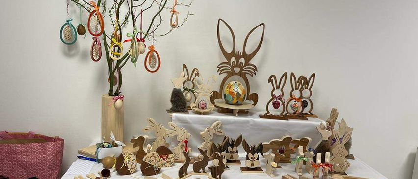 Bild enthält, Art, Handicraft, Plant, Altar, Prayer, Antler, People, Person, Flower, Flower Arrangement