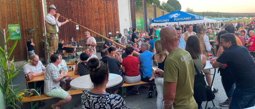 Bild enthält, Urban, Adult, Female, Person, Woman, People, City, Shelter, Restaurant, Man