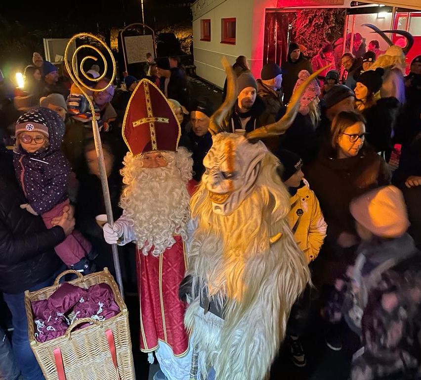 Bild enthält, Adult, Female, Person, Woman, Festival, Christmas, Bride, Face, Baby, Santa Claus