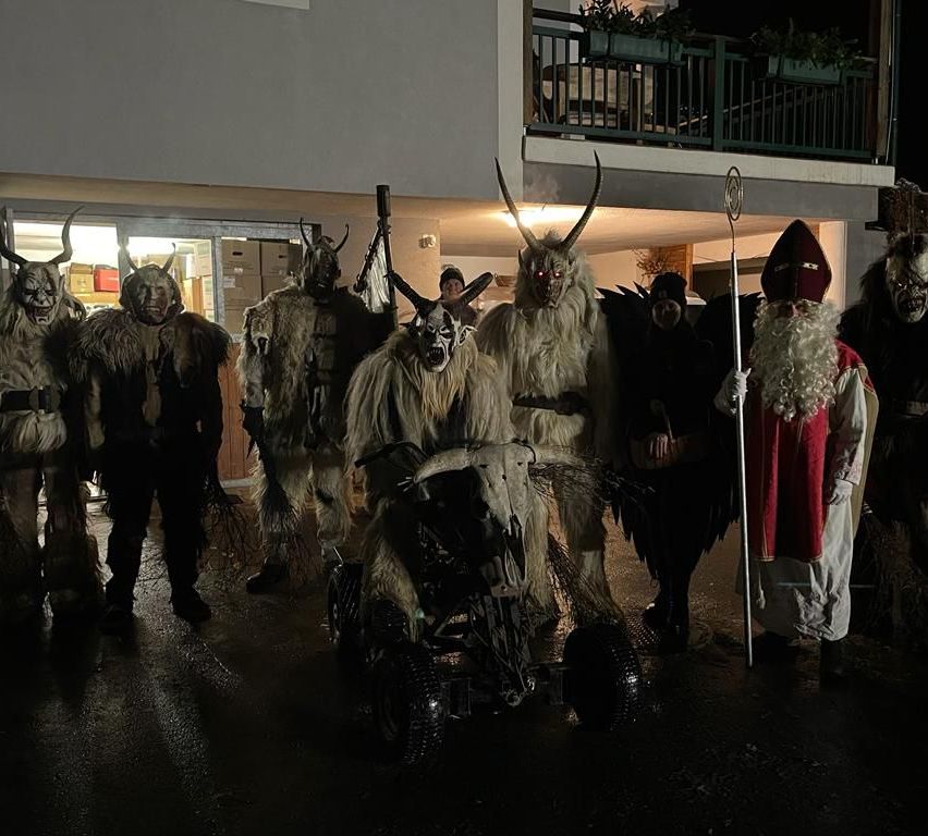 Bild enthält, Festival, Spear, Adult, Male, Man, Person, Christmas, Antelope, Face, Wheel