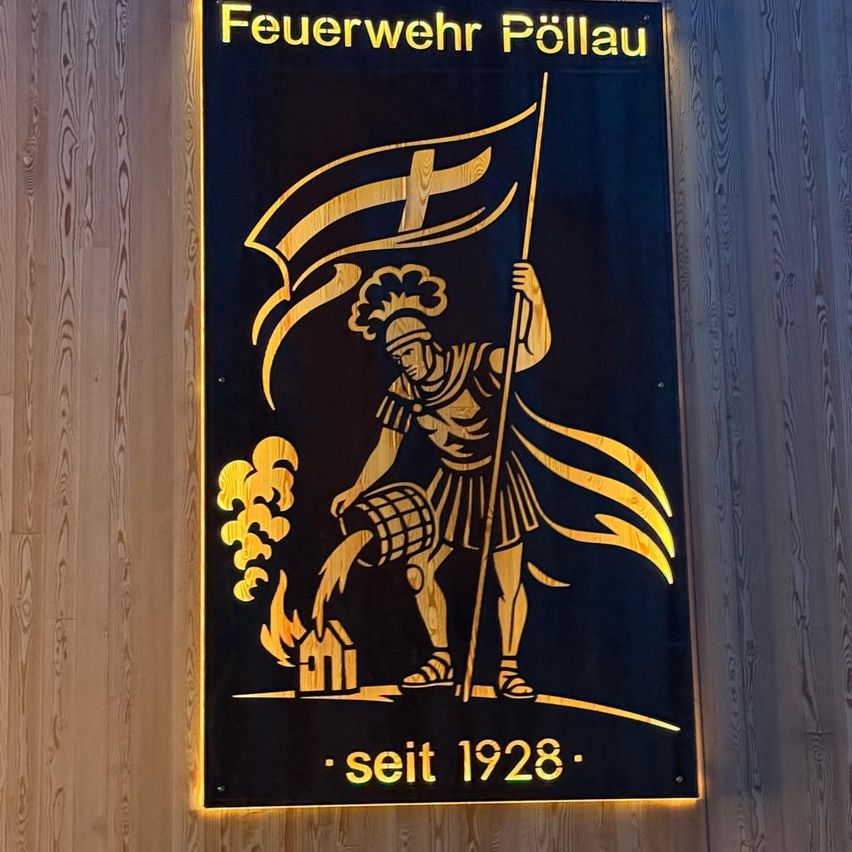 Ein Poster der Feuerwehr Pöllau aus dem Jahr 1928 zeigt einen römischen Soldaten, der eine Flagge hält und ein Feuer löscht.