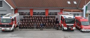 Bild enthält, Fire Station, Fire Truck, Transportation, Truck, Vehicle, Car, People, Person, Machine, Wheel