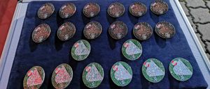 Bild enthält, Logo, Accessories, Table, Tabletop, Art, Plate, Badge, Symbol, Food, Food Presentation