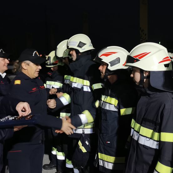 Bild enthält, Adult, Female, Person, Woman, Helmet, Male, Man, Fireman, Face, Hat