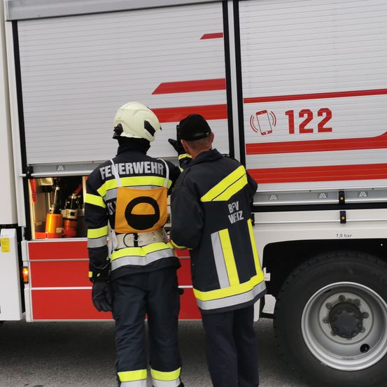 Bild enthält, Truck, Vehicle, Adult, Male, Man, Person, Helmet, Wheel, Glove, Fireman