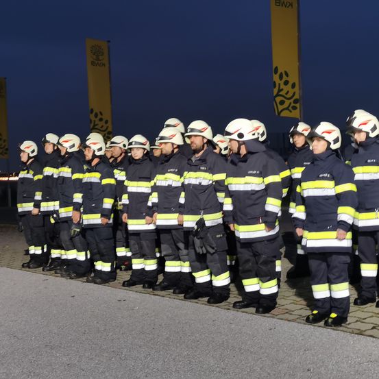 Bild enthält, Helmet, Person, People, Footwear, Shoe, Car, Handbag, Glove, Glasses, Fireman