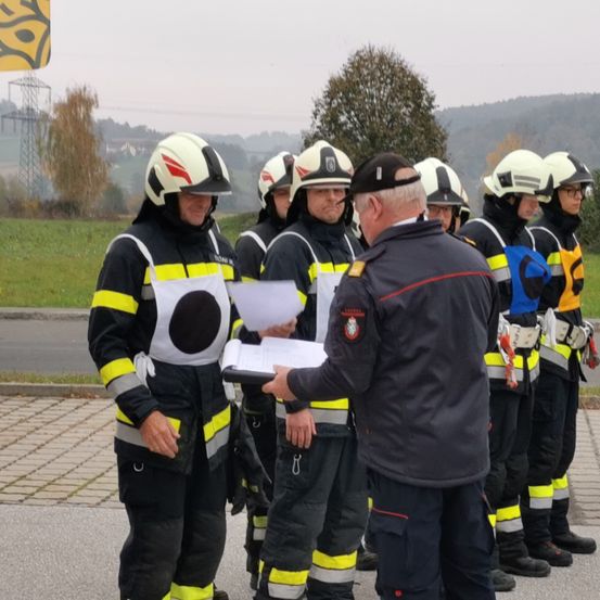 Bild enthält, Helmet, Person, Face, Head, Fireman, Clothing, Glove