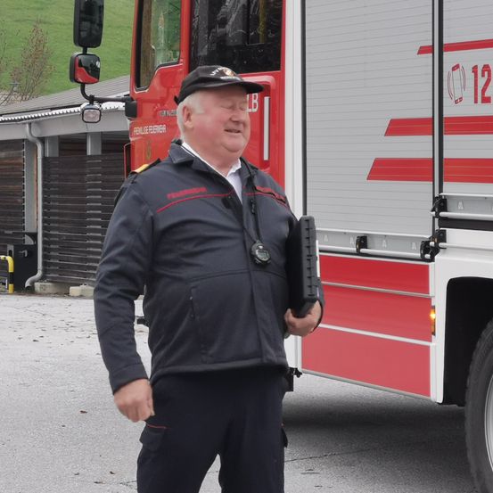 Bild enthält, Truck, Vehicle, Adult, Male, Man, Person, Wheel, Car, Hat, Officer