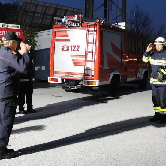 Bild enthält, Person, Helmet, Adult, Male, Man, Car, Glove, Coat, Shoe, Fire Truck