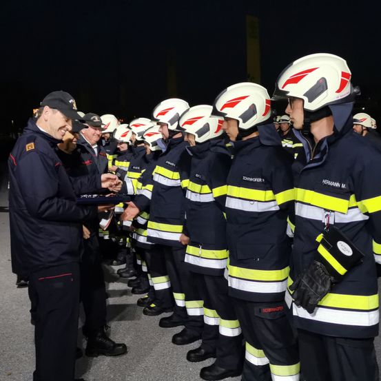 Bild enthält, Helmet, Person, Adult, Male, Man, Fireman, People, Truck, Vehicle, Face