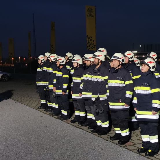 Bild enthält, Person, Clothing, Glove, Helmet, Car, Transportation, Vehicle, Fireman, Bus