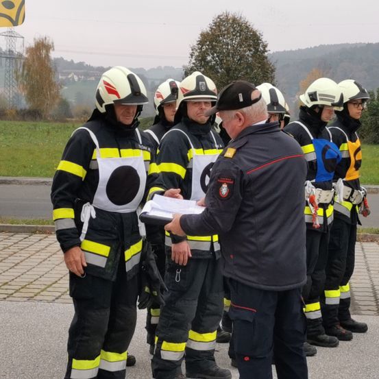 Bild enthält, Helmet, Adult, Male, Man, Person, Face, Head, Fireman, Footwear, Shoe