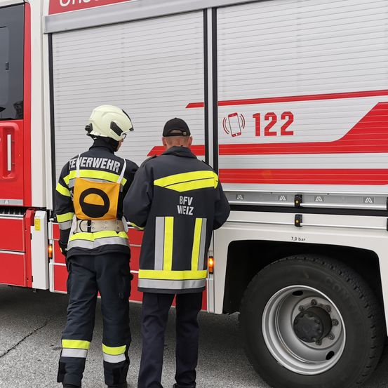Bild enthält, Truck, Vehicle, Adult, Male, Man, Person, Machine, Wheel, Helmet, Fireman