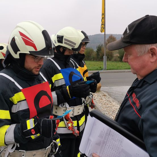 Bild enthält, Helmet, Adult, Male, Man, Person, Glove, Hat, Glasses, Face, Fireman
