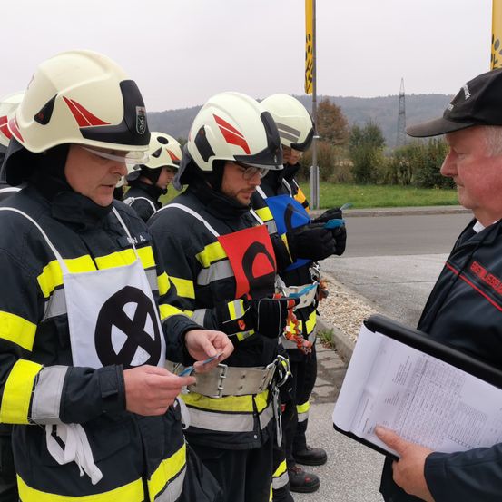 Bild enthält, Helmet, Adult, Male, Man, Person, Glove, Hat, Face, Fireman, Shoe