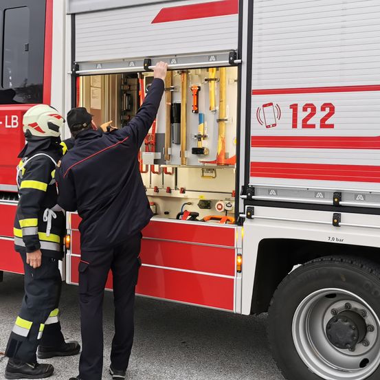 Bild enthält, Truck, Vehicle, Adult, Male, Man, Person, Helmet, Machine, Wheel, Fireman