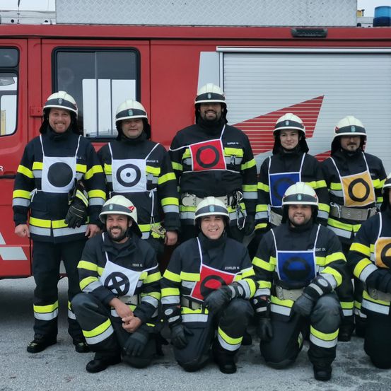 Bild enthält, Adult, Male, Man, Person, Glove, Wheel, Fireman, People, Shoe, Helmet
